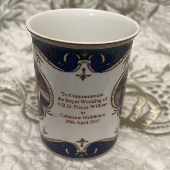 Royal Crest - the royal wedding edition exclusive - Picture 2 of 5